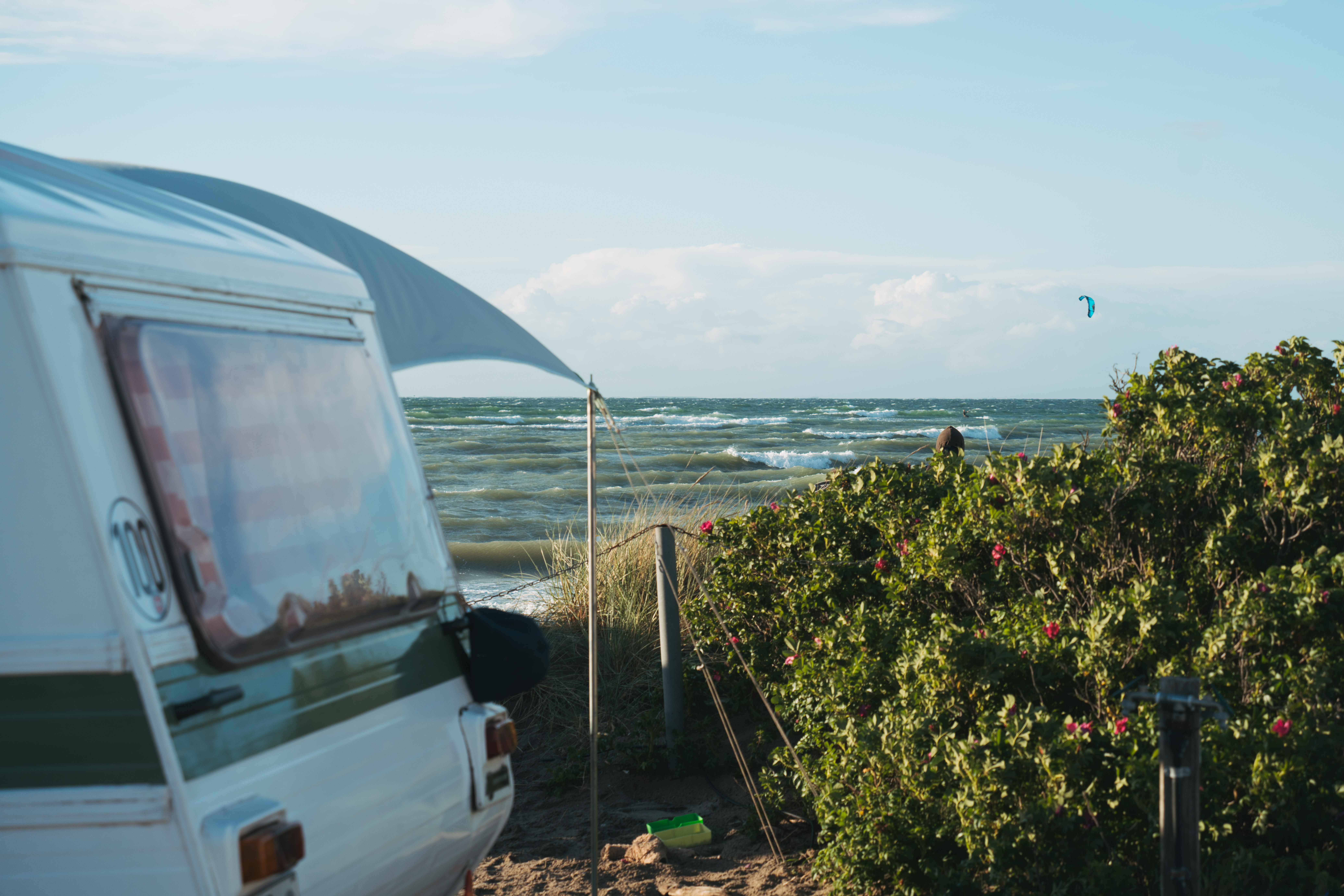 Campingplätze - Dauercamping - Stellplatz mit Meerblick im Ahoi Camp Fehmarn - Ahoi Camp Fehmarn