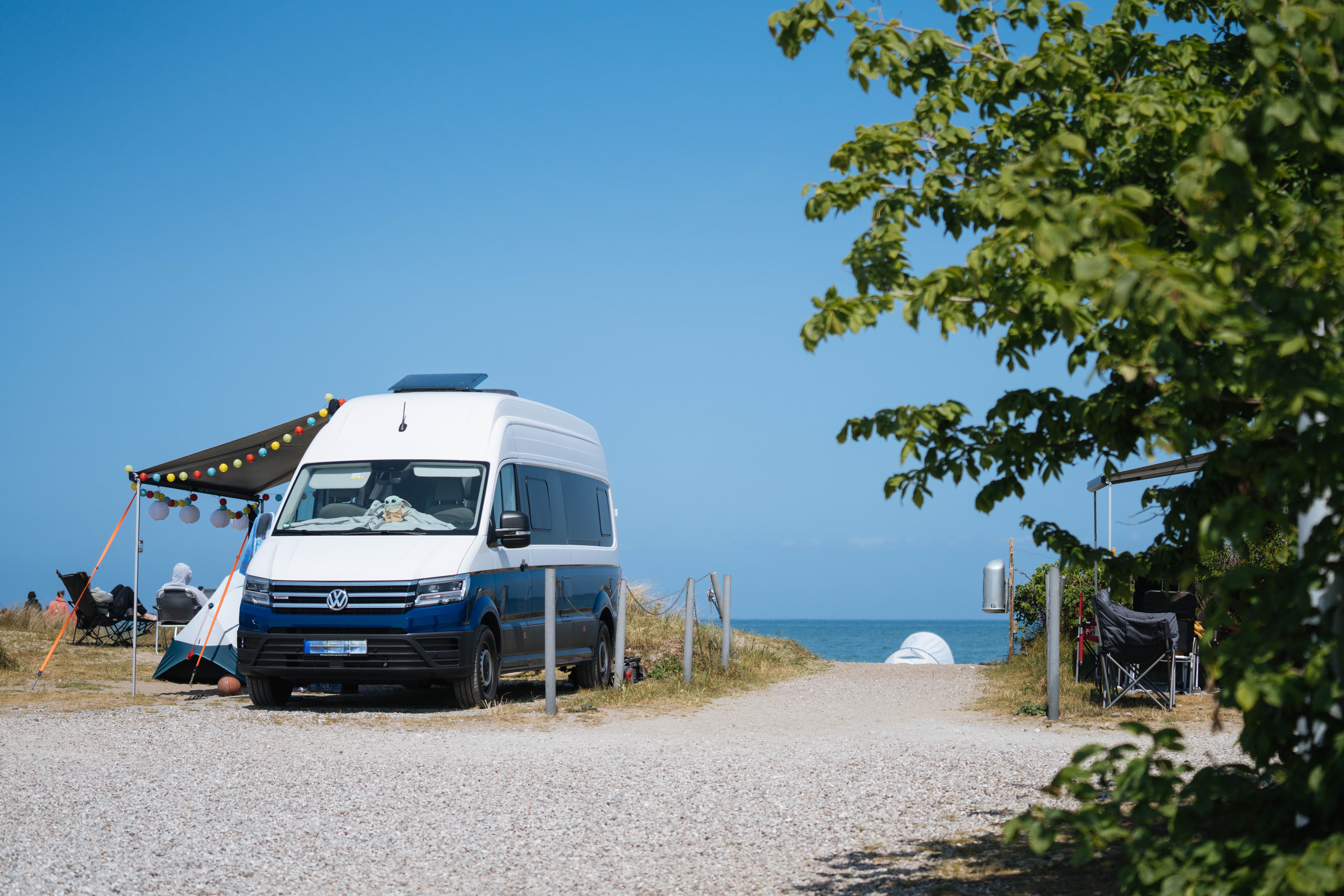 Campingplätze - Dauercamping - Stellplatz 1. Reihe Meerblick im Ahoi Camp Fehmarn - Ahoi Camp Fehmarn