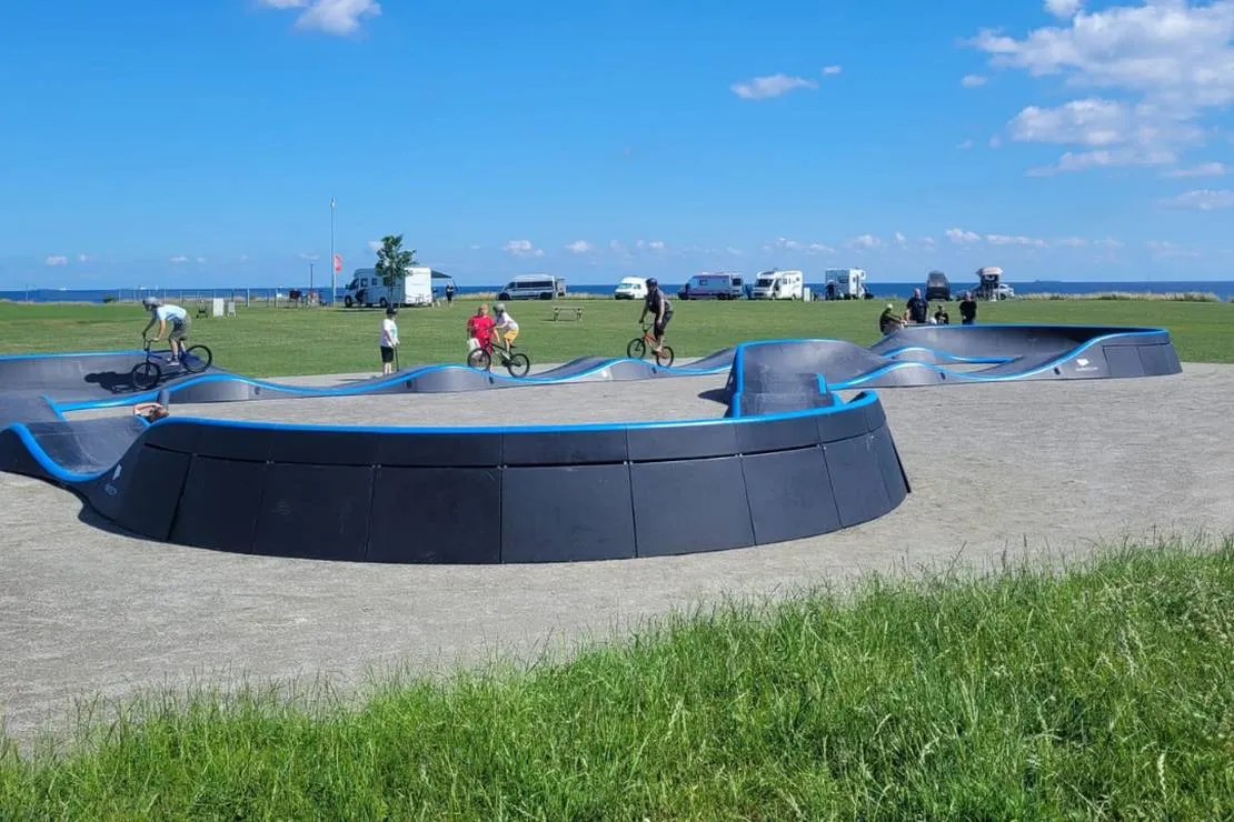 Campingplatz: Ein Pumptrack ist eine speziell geschaffene Mountainbikestrecke – ein Rundkurs für Sportgeräte mit Rädern aller Art! - Camping Klausdorfer Strand