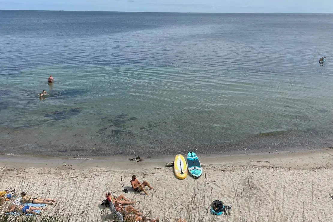Campingplatz: Erfrischendes Badevergnügen in unserer idyllischen Naturbucht – der perfekte Ort für sonnige Glücksmomente! - Camping Klausdorfer Strand
