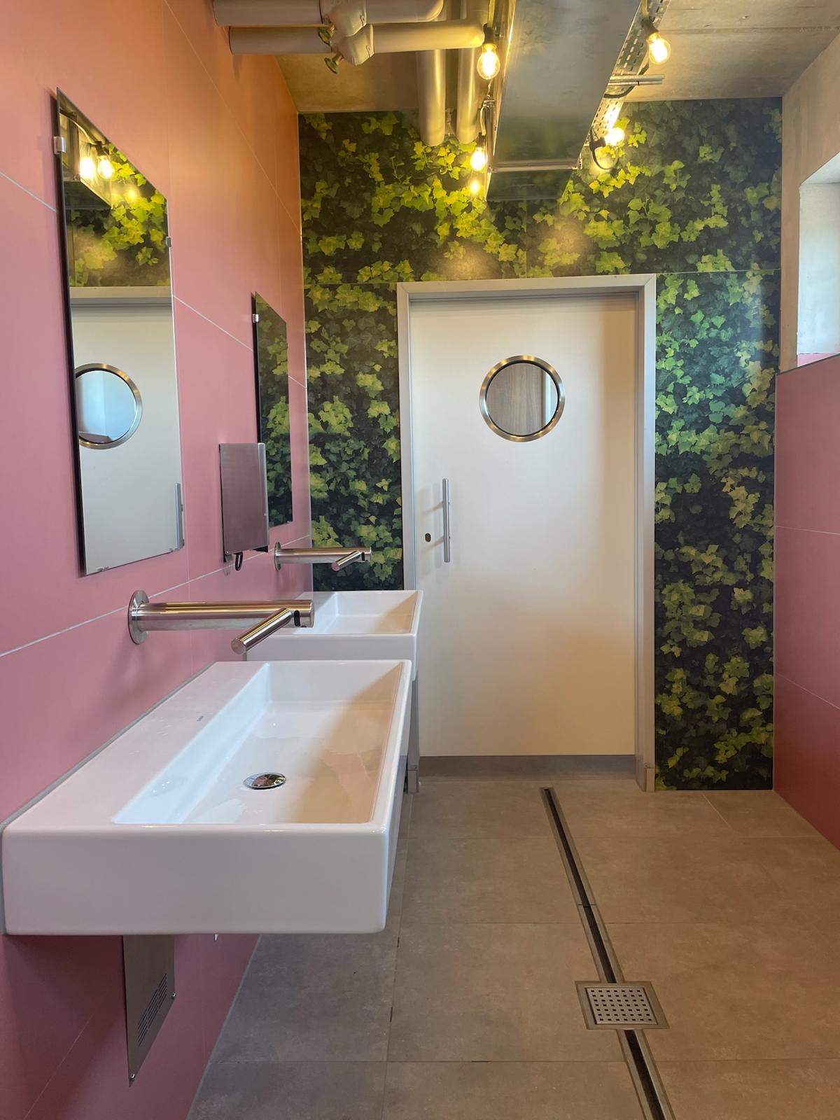 Campingplatz: Neu, sauber und einladend: Das neue Waschhaus bietet komfortable Waschplätze in einer frischen Wohlfühlatmosphäre. - Camping Klausdorfer Strand