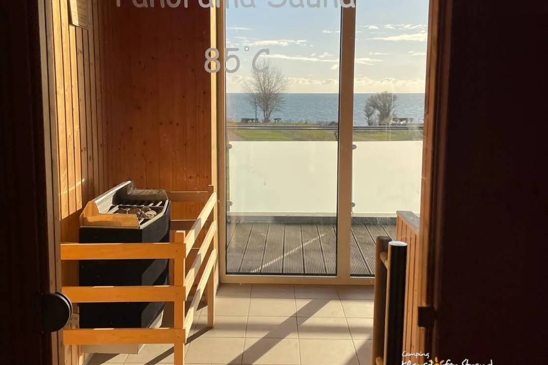 Campingplatz: Camping ist Wellness.
Abschalten und genießen in unserer Sauna mit Meerblick. - Camping Klausdorfer Strand