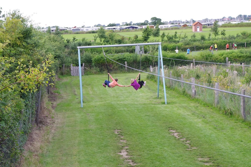 Campingplatz: Hier können sich kleine und große Abenteurer richtig austoben - mit Seilbahn, Fußallfeld, Rutschen oder Erkunden, hier ist für alle etwas dabei.⚽️👨‍👩‍👧‍👦 - Ostsee Camping Seekamp