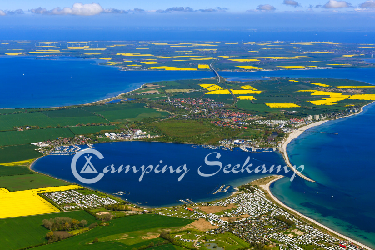 Campingplätze - Wohnmobil-Stellplätze - Erholung. Ostsee. Familienzeit.
Wo die Ostsee in der Sonne glitzert, die Natur zum Durchatmen einlädt und gemeinsame Momente zu schönsten Urlaubserinnerungen werden. 🌊☀️⛺
Willkommen bei uns, Ostsee Camping Seekamp - Ostsee Camping Seekamp