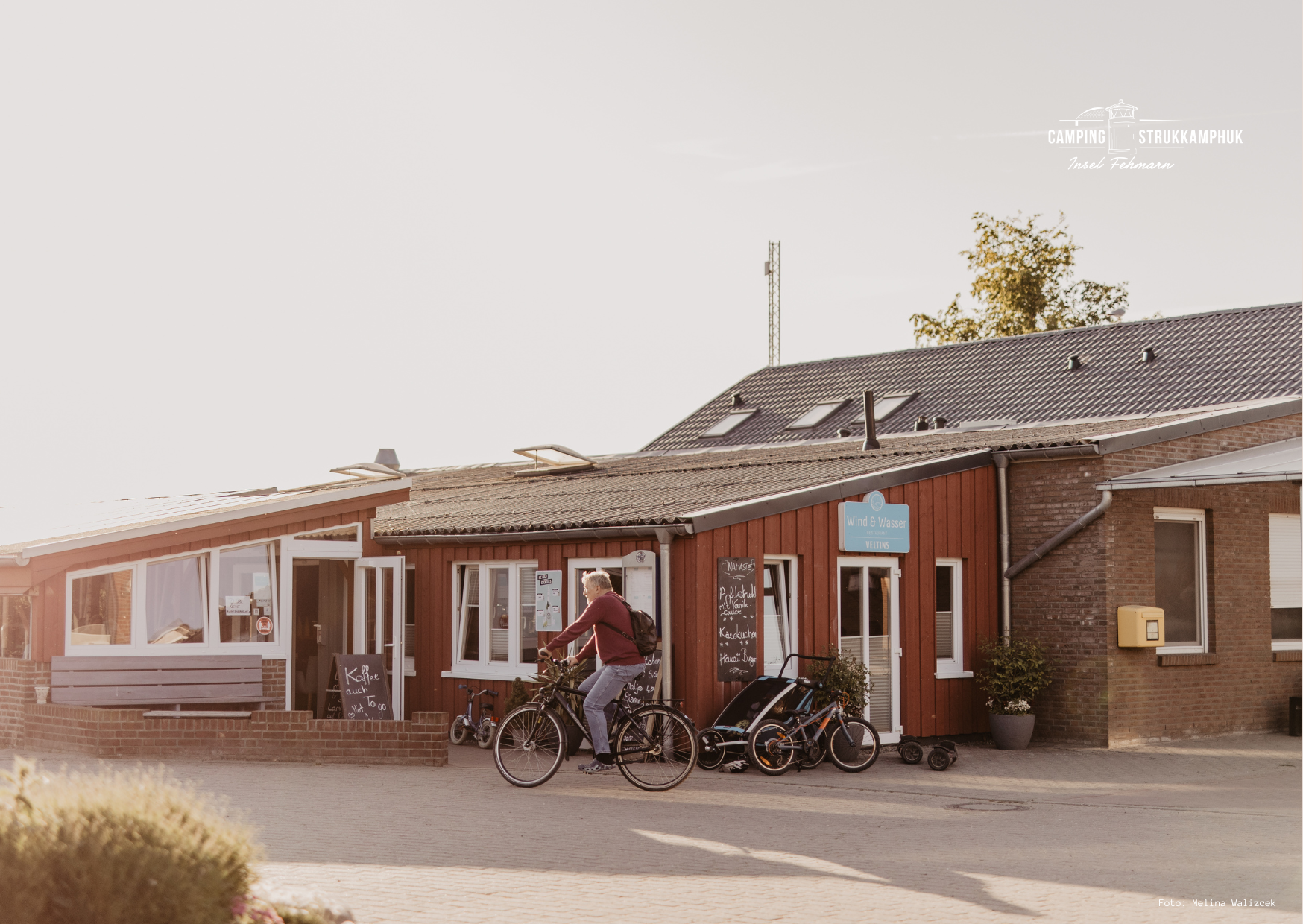 Campingplatz: Frische Brötchen im SB-Markt, köstliche Speisen im Restaurant „Wind & Wasser“ und entspannte Stunden in der Strandbar Strukkamphuk. Einmal hier, müssen Sie eigentlich nicht wieder weg. - Camping Strukkamphuk