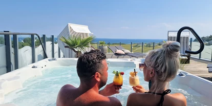 Campingplätze - Gasflaschen-Tausch - Deutschland - Whirlpool auf der Dachterrasse mit Ostseepanorama - Camping & Ostseeferienpark Walkyrien