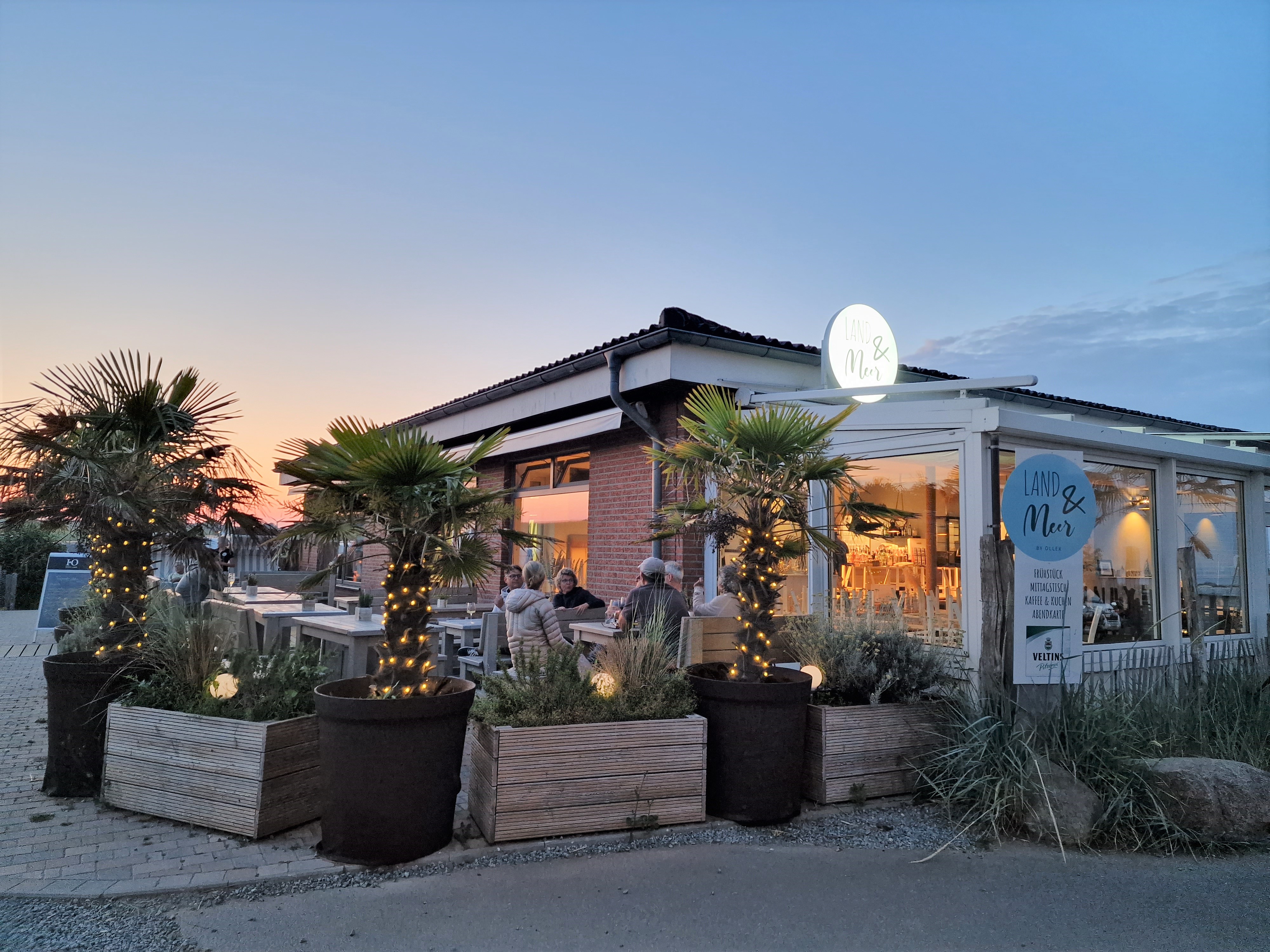 Campingplatz: Sonnenuntergang auf der Sonnenterrasse des Restaurants "Land & Meer" - Camping & Ostseeferienpark Walkyrien