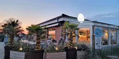 Campingplätze - Gasflaschen-Tausch - Deutschland - Sonnenuntergang auf der Sonnenterrasse des Restaurants "Land & Meer" - Camping & Ostseeferienpark Walkyrien