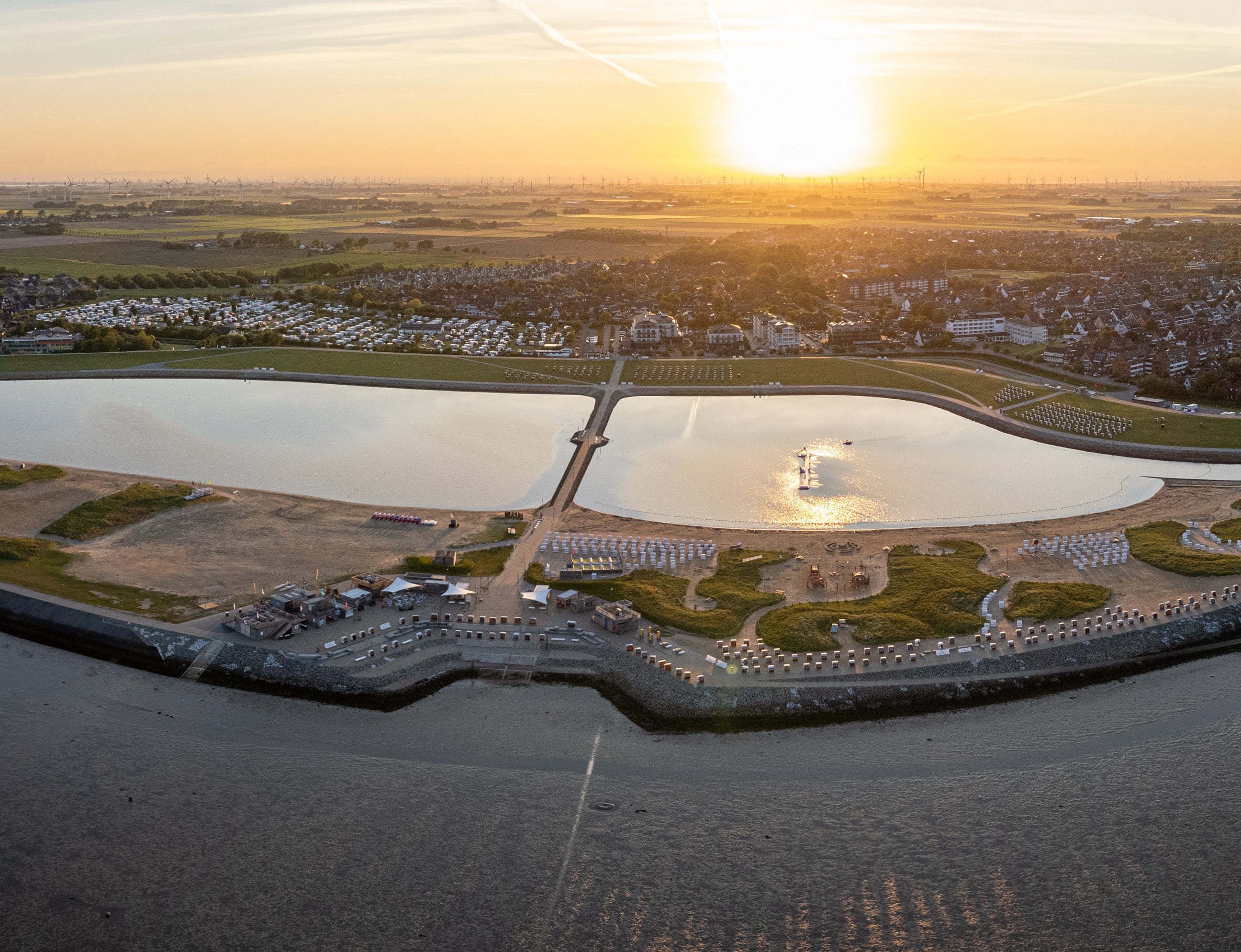 Campingplätze - Zahlungsmöglichkeiten: EC-Karte - Deutschland - Die Ideale Lage für Ihren Campingurlaub in Büsum an der Nordseeküste - zentrumsnah und dennoch ruhig gelegen, direkt an der Familienlagune "Perlebucht" und dem Unesco Weltnaturerbe Wattenmeer. - Campingplatz zur Perle