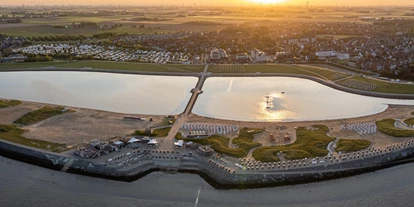 Campingplätze - Gasflaschen-Tausch - Deutschland - Die Ideale Lage für Ihren Campingurlaub in Büsum an der Nordseeküste - zentrumsnah und dennoch ruhig gelegen, direkt an der Familienlagune "Perlebucht" und dem Unesco Weltnaturerbe Wattenmeer. - Campingplatz zur Perle