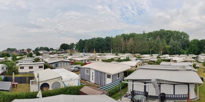 Campingplätze - Gasflaschen-Tausch - Deutschland - Überblick zum Waldrand hin - Ferienpark AM WALDRAND