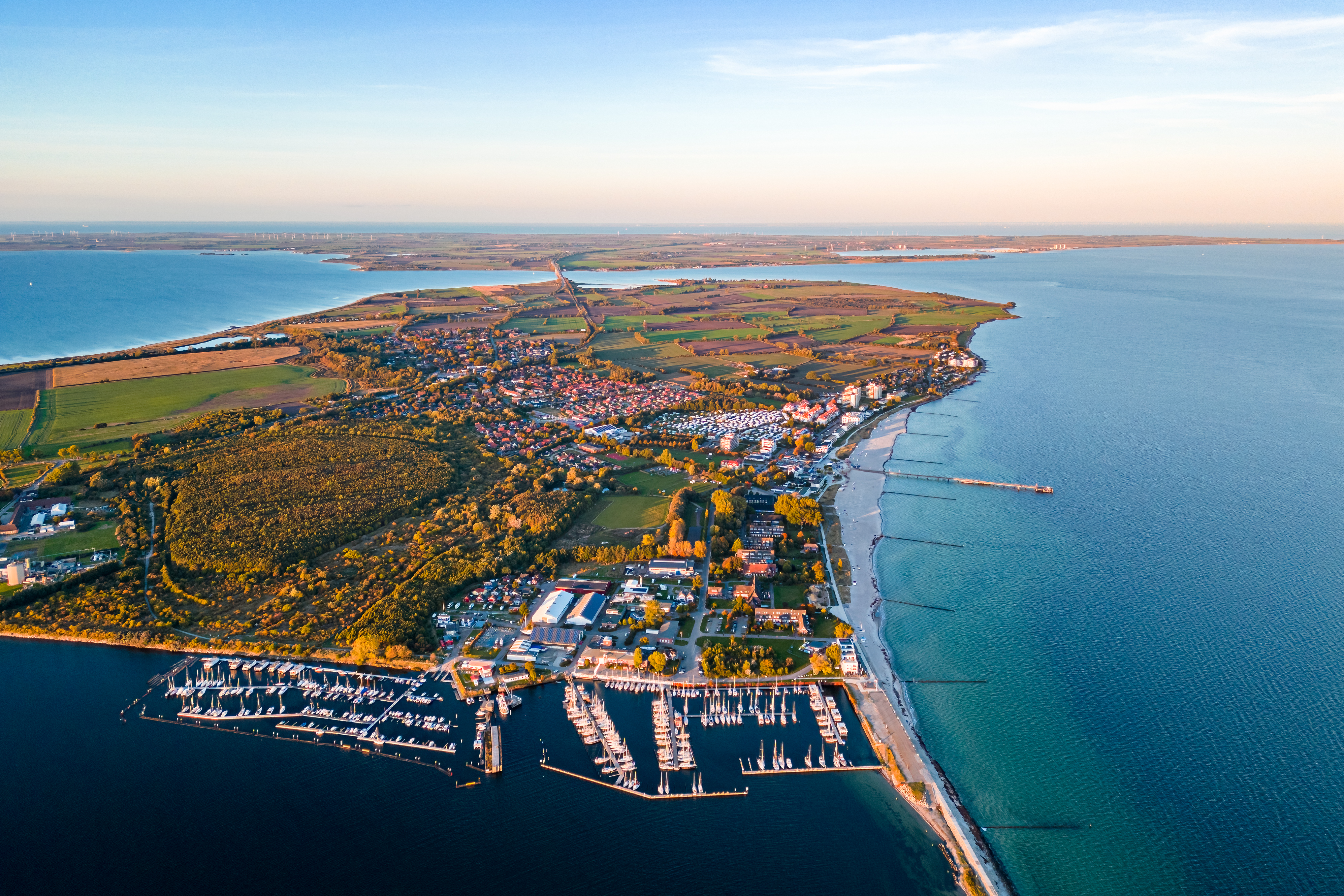 Campingplätze - Zahlungsmöglichkeiten: EC-Karte - Deutschland - Großenbrode von oben - meerumschlungen. - MeerReise Camping