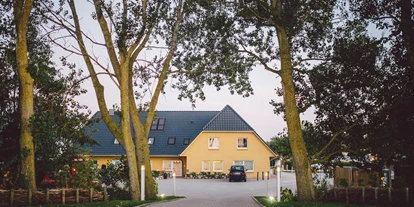 Campingplätze - Gasflaschen-Tausch - Deutschland - Einfahrt zum Platz mit dem Blick auf die Rezeption - Nordseecamping zum Seehund Nordseecamping