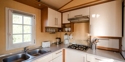 Campingplätze - Gasflaschen-Tausch - Deutschland - Küche im Chalet - Nordseecamping zum Seehund Nordseecamping
