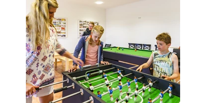 Campingplätze - Gasflaschen-Tausch - Deutschland - Aufenthaltsraum mit Tischkicker und Billard - Ostsee-Campingplatz Kagelbusch