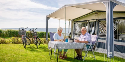 Campingplätze - Wassersport: Angelberechtigungsschein - Stellplatz mit Blick auf die Ostsee. - Ostseecamping Heide