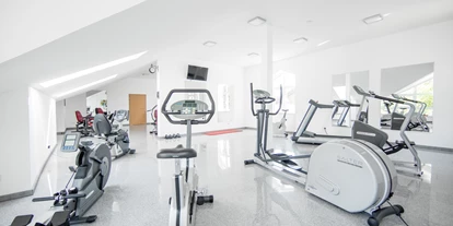 Campingplätze - Wassersport: Angelberechtigungsschein - Fitnessstudio über der Rezeption.  - Ostseecamping Heide