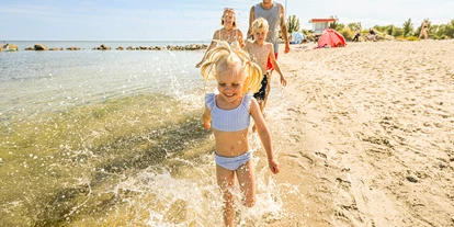 Campingplätze - Gasflaschen-Tausch - Deutschland - Unser Strand, auf der einen Seite die Ostsee, auf der anderen Seite der Burger Binnensee. - Camping- und Ferienpark Wulfener Hals