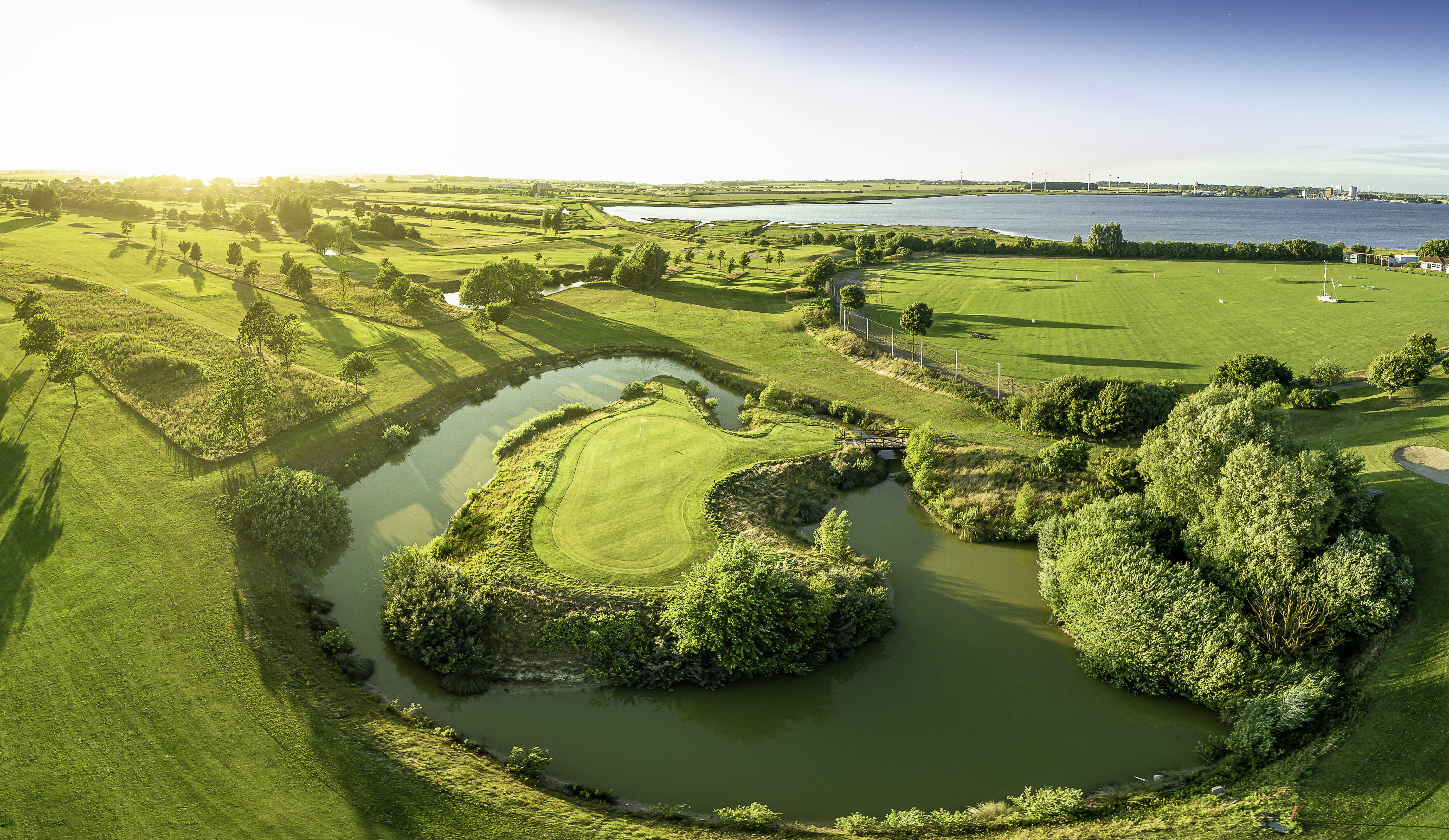 Campingplatz: Aktiv im Urlaub? Mit unserem 18-Loch-Golfpaltz & 9-Loch-Kurzplatz kein Problem! - Camping- und Ferienpark Wulfener Hals