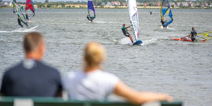 Campingplätze - Gasflaschen-Tausch - Deutschland - Der stehtiefe Burger Binnensee bietet einen der beste Surfspots Europas! - Camping- und Ferienpark Wulfener Hals