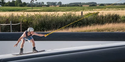 Campingplätze - Gasflaschen-Tausch - Deutschland - Adrenalin garantiert! Der Wakepark Fehmarn liegt direkt vor unserem Campingpark, auch bei Flaute heißt es also: Ab aufs Wasser! - Camping- und Ferienpark Wulfener Hals