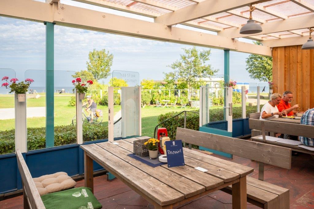 Campingplatz: Restaurantterasse - Rosenfelder Strand Ostsee Camping