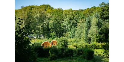 Campingplätze - Kreditkarten Zahlung - Belau - ein Blick auf unsere Schlaffässer - Seecamping Weisser Brunnen