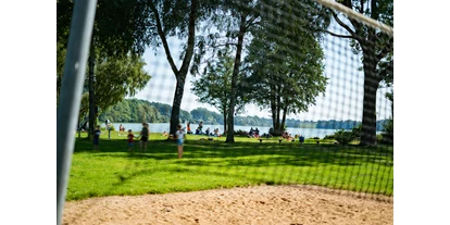 Campingplätze - Kreditkarten Zahlung - Belau - Unser Volleyballfeld mit Blick auf die Badestelle - Seecamping Weisser Brunnen
