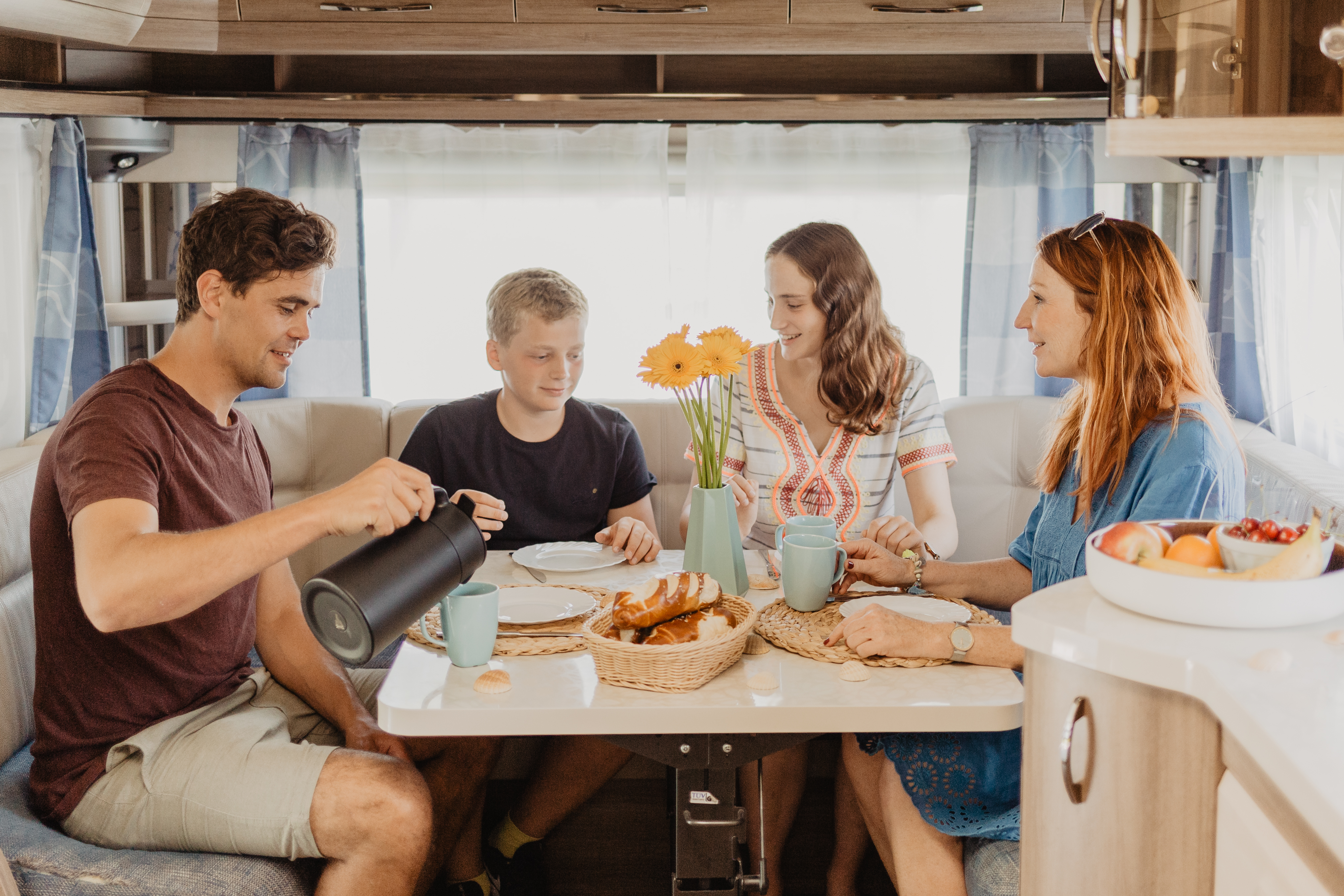Campingplatz: Frühstück im Mietwohnwagen - Strandcamping Wallnau
